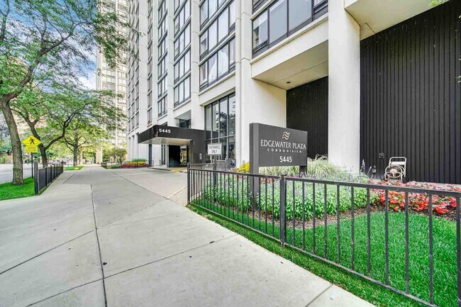 Building Photo - 5445 Edgewater Plaza