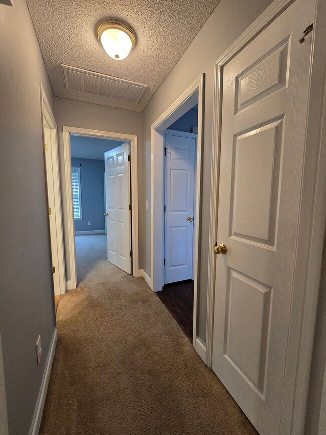 Building Photo - 3563 Beacon Dr