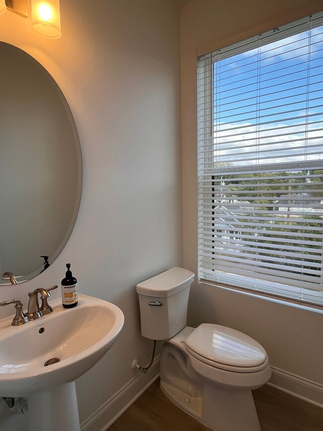 Building Photo - 1204 S Person St