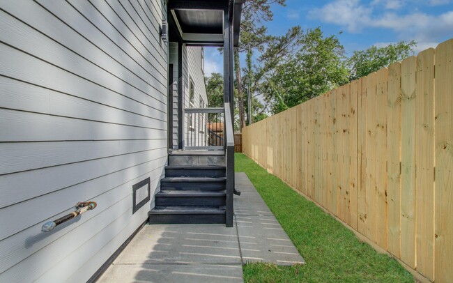 Building Photo - 6531 Rosemary Ln