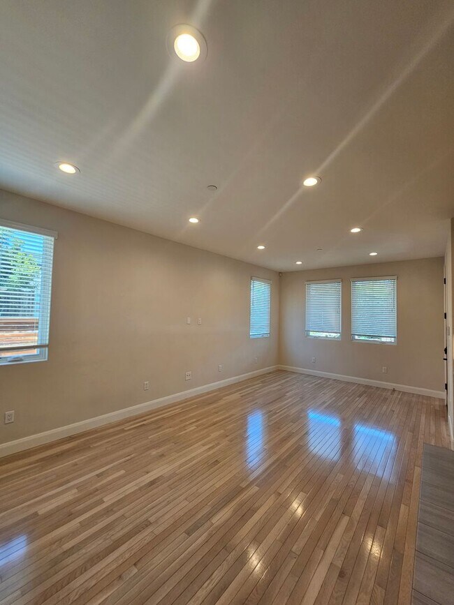 Building Photo - 1157 Leff St