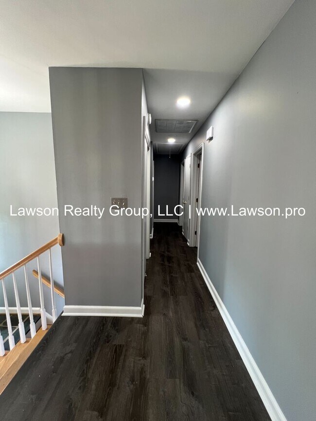 Building Photo - Very Nice & Spacious Home in Hidden Valley Neighborhood - Pet Friendly!