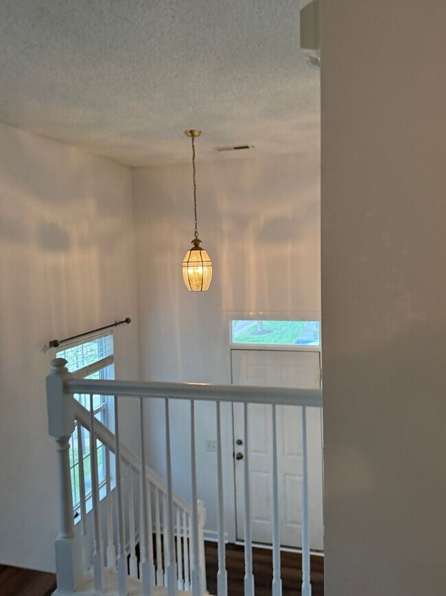 Building Photo - Move In Ready Condo