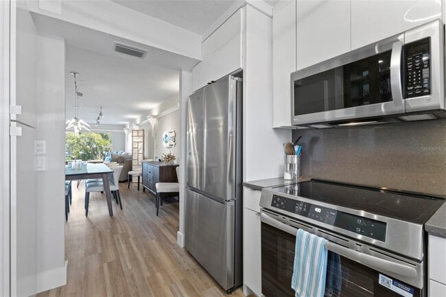 Building Photo - 3330 Gulf of Mexico Dr