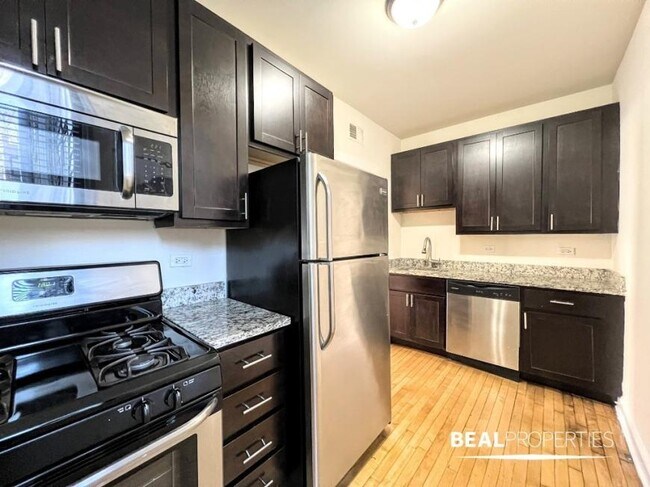 Building Photo - 2 bedroom in CHICAGO IL 60613