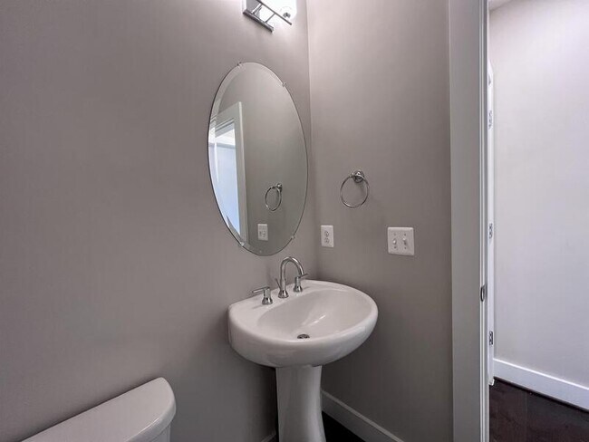 Building Photo - 818 Fern Pl NW