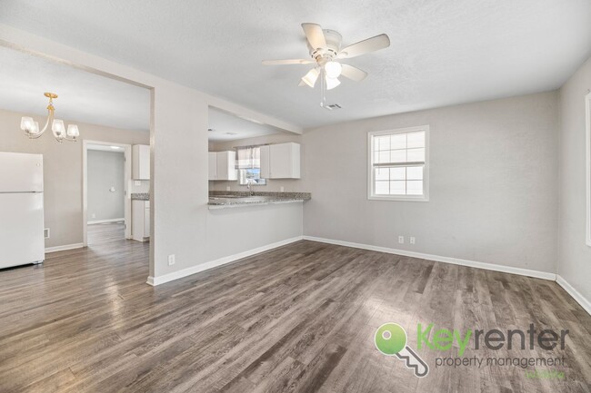 Building Photo - Renovated 3 Bedroom 1 Bathroom with Sunroo...