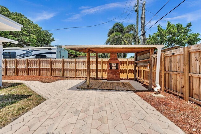 Building Photo - 2920 NE 8th Terrace