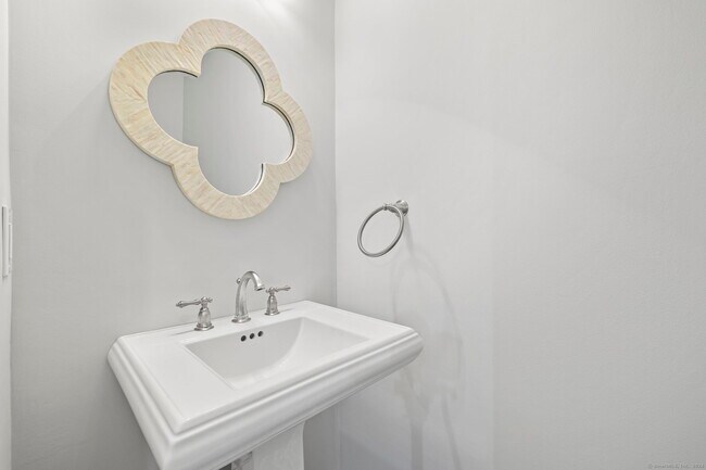 Building Photo - 2437 Bedford St