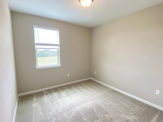 Building Photo - 4/2/5 Winter Garden Townhouse