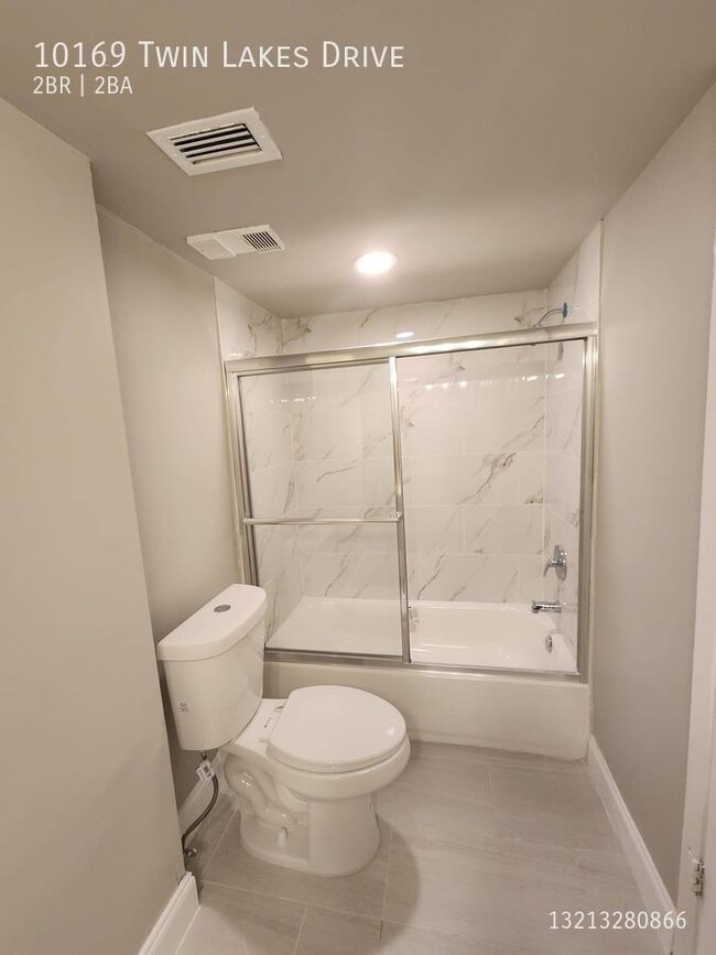 Building Photo - 10169 Twin Lakes Dr