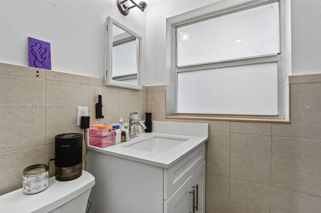 Building Photo - 920 SW 30th St