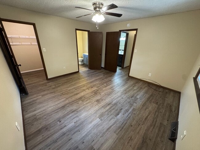 Building Photo - 3 bedroom 2 bath Springfield Home located ...