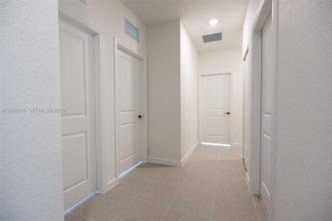 Building Photo - 2485 SE 29th Dr