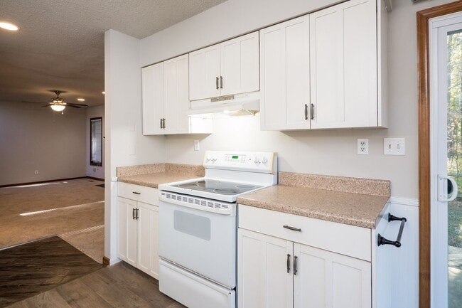 Building Photo - 2 bedroom 1.5 bath Duplex Close to the Beach