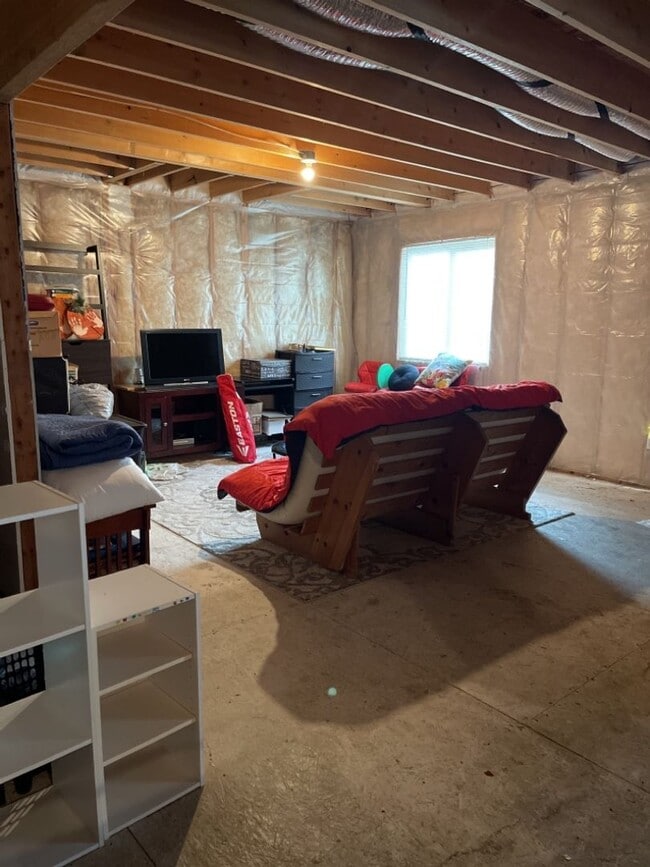 Building Photo - 3-bedroom 2-bathroom Home Available June!