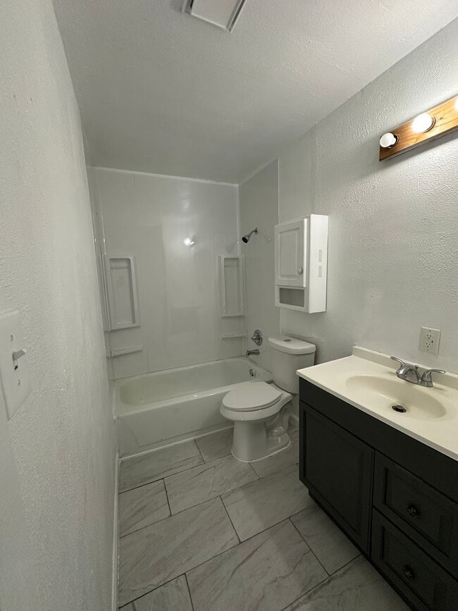 Building Photo - Spacious 2 bed with 2 car garage