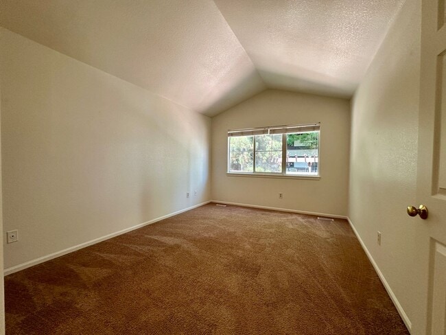 Building Photo - Cheery 3 bedroom 2 Bath Home! Available to...