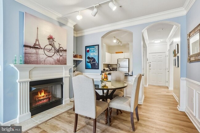 Building Photo - 27 Booth St