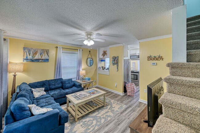 Building Photo - FULLY FURNISHED OFF-SEASON RENTAL STARTING MID-OCT