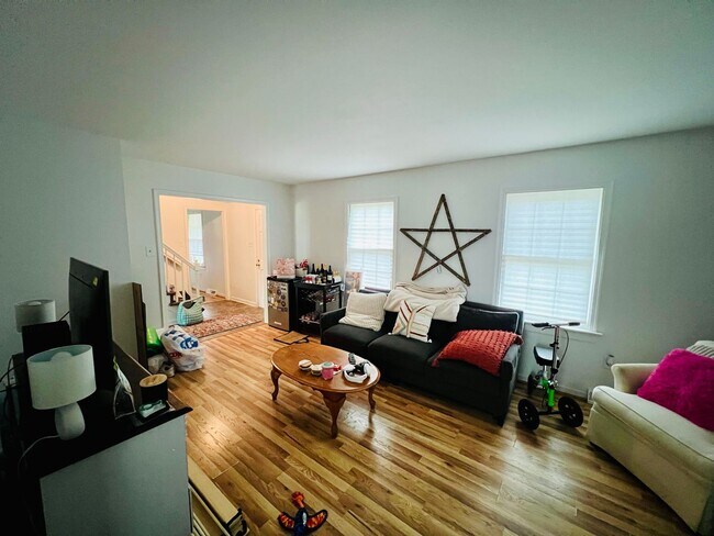 Building Photo - Charming 4bdrm/2.5bth Home with Ample Space and Modern Amenities
