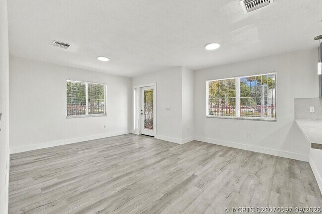 Building Photo - 4952 NW 21st Ave