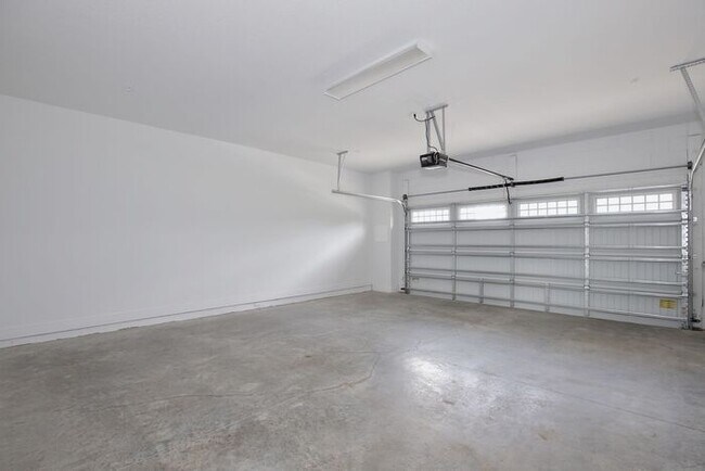 Building Photo - Stunning 2/2 Modern Townhome with a Bonus ...