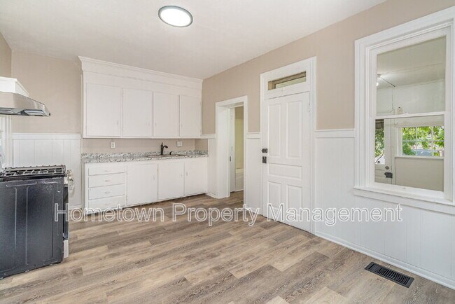 Building Photo - 303 Ridge Ave