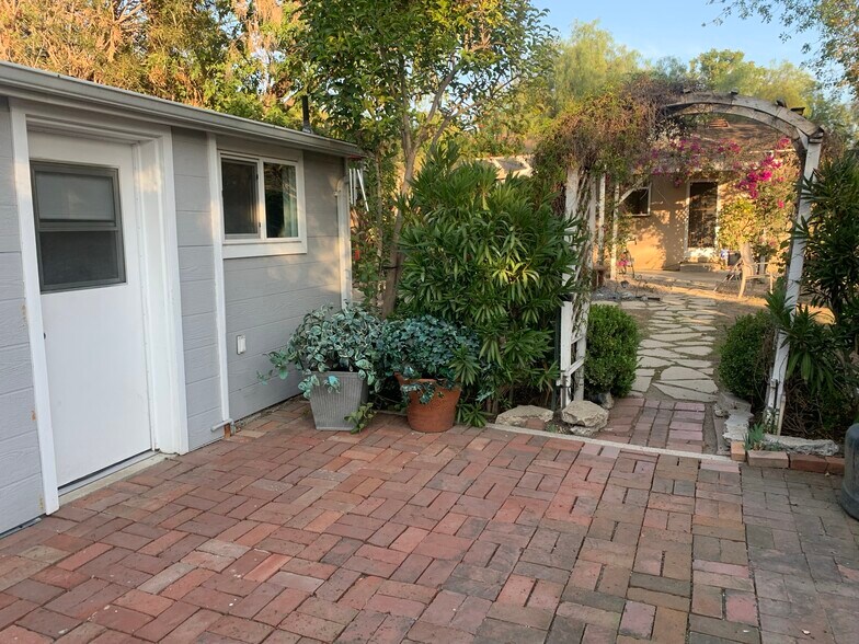 Building Photo - 5649 Stansbury Ave