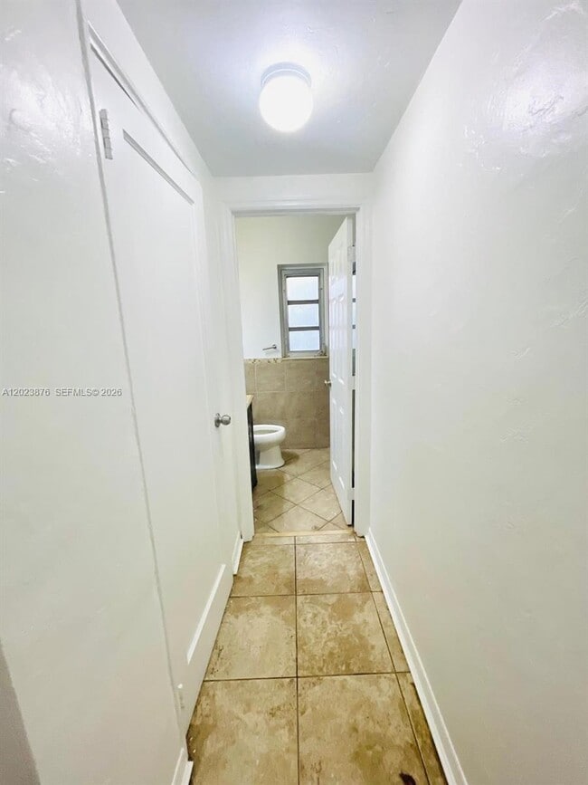 Building Photo - 1020 SW 36th Ct