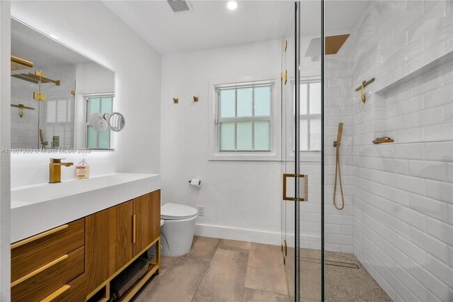 Building Photo - 5023 SW 59th Ave