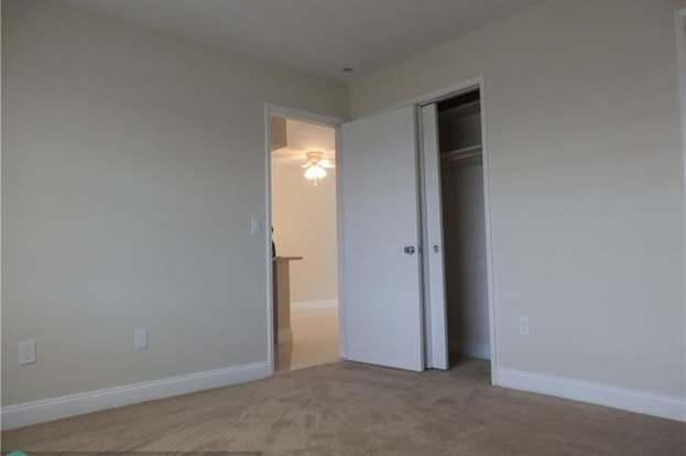 Building Photo - 801 Pine Dr