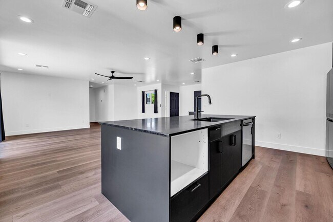 Building Photo - 6 Bedroom/4 Bath - Fully Remodeled