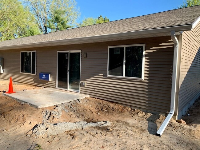 Building Photo - 122-124 Hickory Lane