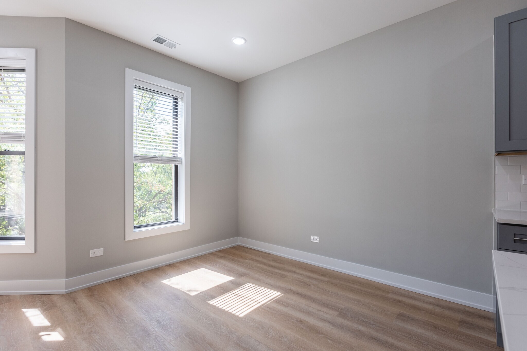 Building Photo - 423 W Belden Ave