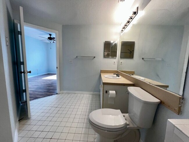 Building Photo - MOVE IN NOW! 2x2 WITH FRESH INTERIOR PAINT & LAMINATE WOOD FLOORING! PRIVATE BALCONY!!!