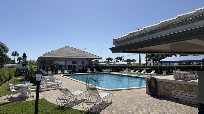 Building Photo - Lakefront 2BR Home in 55+ Leisureville Community