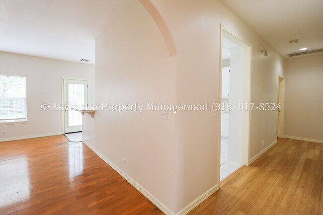 Building Photo - 4 Bed | 2 Bath in Broken Arrow!