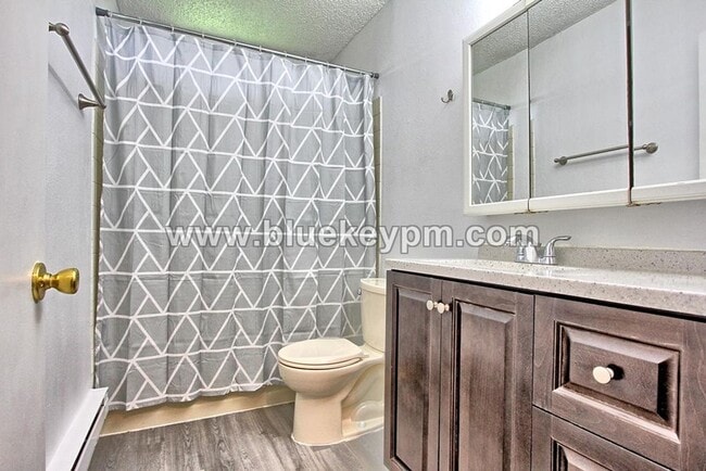 Building Photo - 3 Bed, 1 Bath Duplex With Fenced Yard in Gresham Near Gresham High School