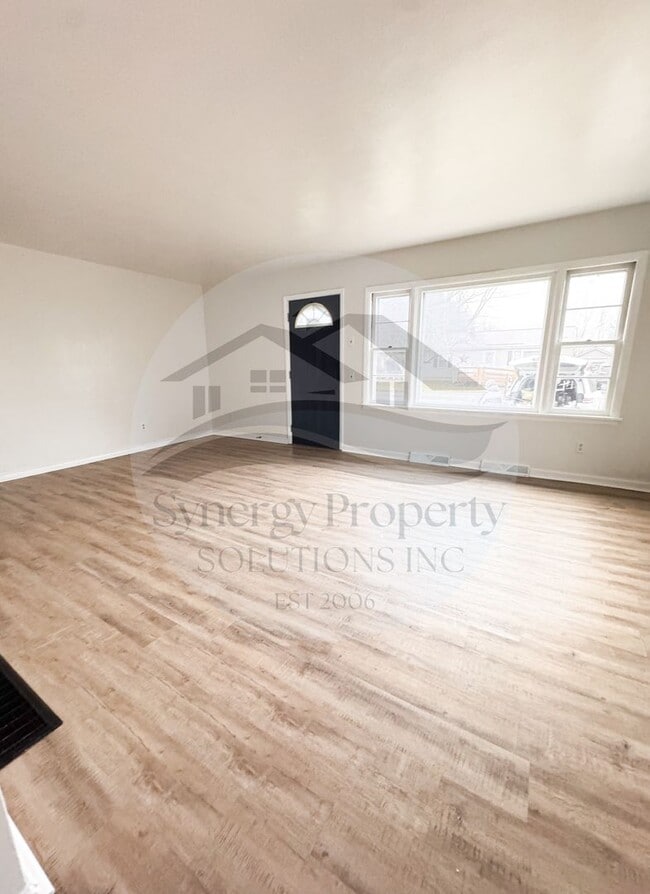 Building Photo - Crestline Home Available Now