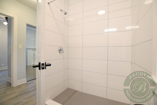 Building Photo - 7742 N Eastlake Terrace