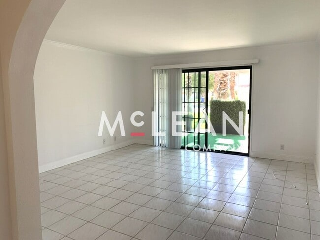 Building Photo - Beautiful Two Bedroom Condo in a Stunning ...