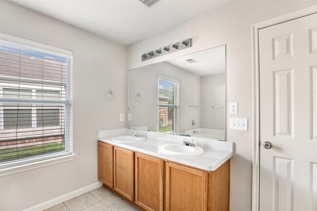 Building Photo - 2822 Foster Hill Dr