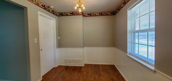 Building Photo - 3 Bedroom 1.5 Bath with Garage