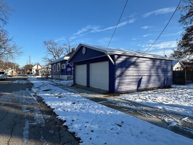 Building Photo - $100 DEPOSIT SPECIAL!! START YOUR LEASE BY JAN 1ST!!