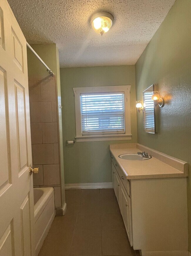 Building Photo - CHARMING 2 BED 1 BATH VICTORIAN HOME