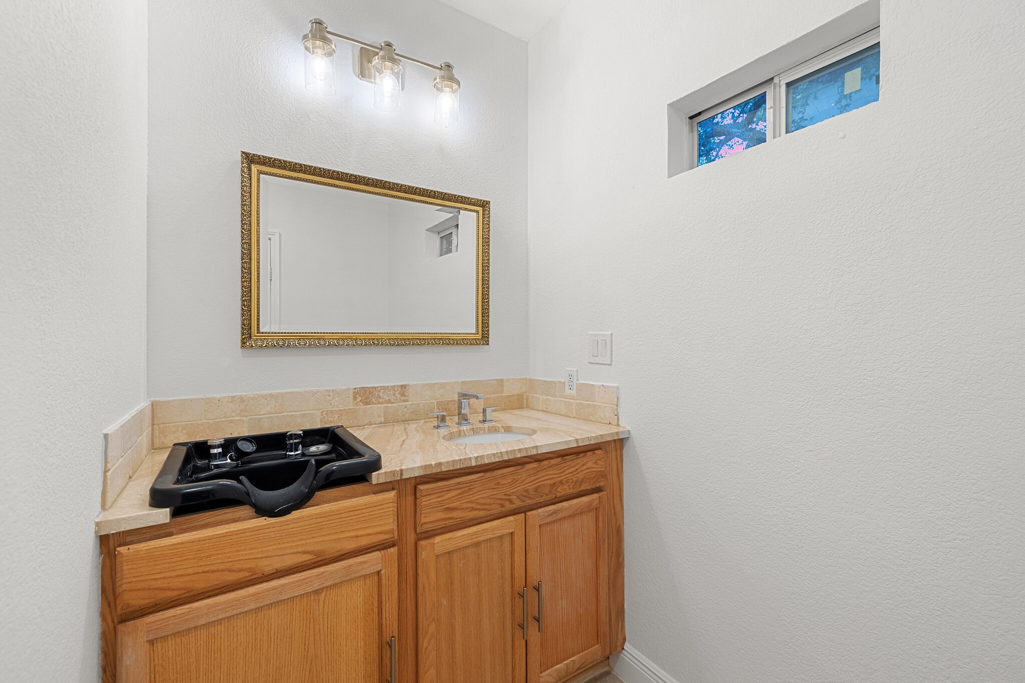 Building Photo - 402 Luna Vista Dr