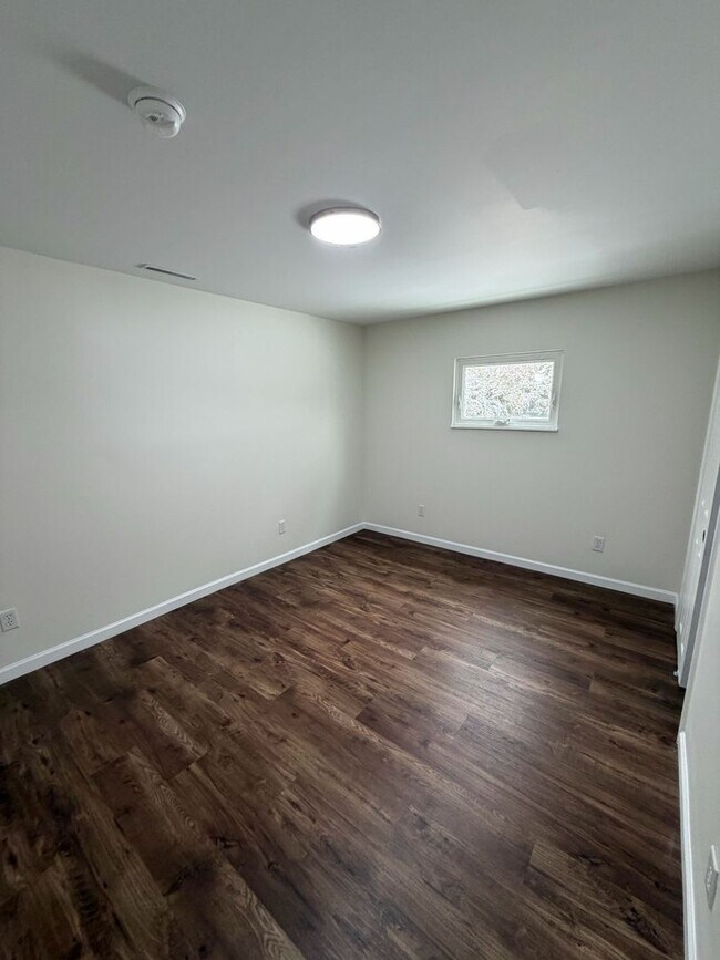 Building Photo - Freshly Renovated Home in Convenient Location!