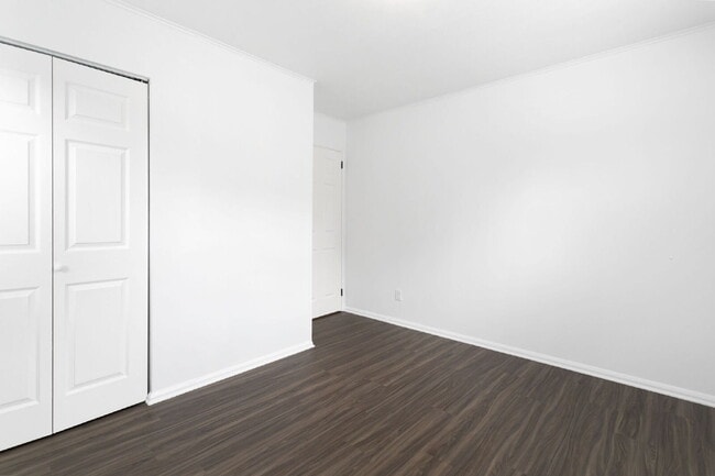 Building Photo - Completely Remodeled and close to ND!