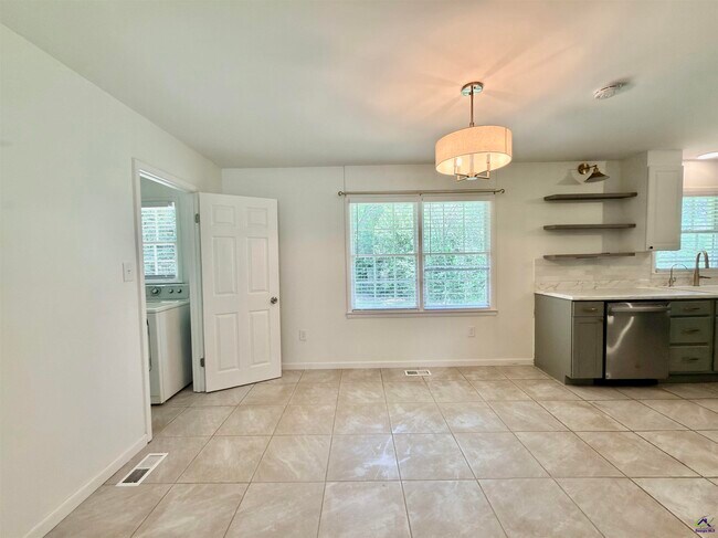 Building Photo - 214 Meadowridge Dr